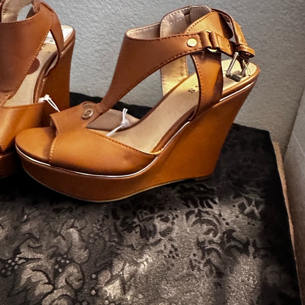 Brand: Guess
Size: 8.  Color: light brown.  Condition is new